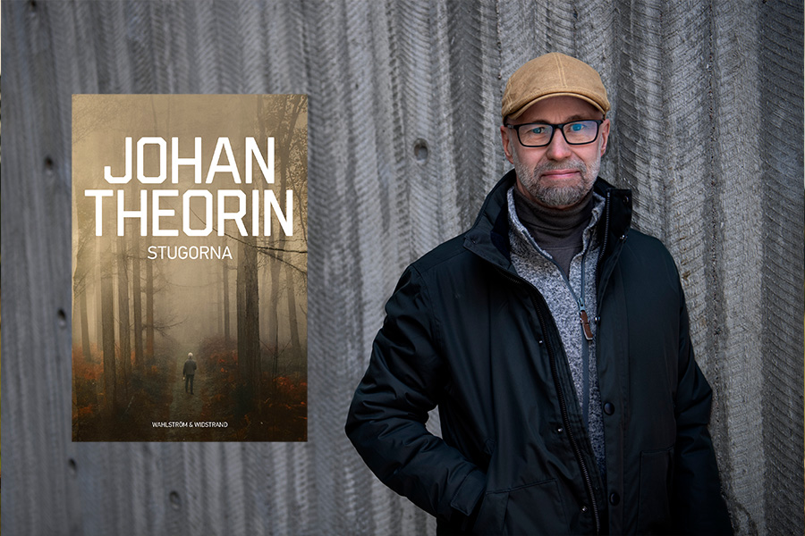 Johan Theorin med omslaget till boken Stugorna.